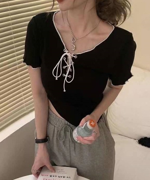 GLAMOROUS JANE(グラマラスジェーン)の「配色メローパイピングレースアップTシャツ(ニット/セーター・レディース・ホワイト/ブラック・FREE)」の6枚目の写真