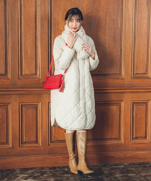 Andemiu（アンデミュウ）の「エアサーマルキルトマフラー704283（マフラー・レディース・ブラック/アイボリー・FREE）」の5枚目の写真