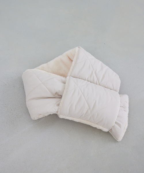 Andemiu（アンデミュウ）の「エアサーマルキルトマフラー704283（マフラー・レディース・ブラック/アイボリー・FREE）」の7枚目の写真