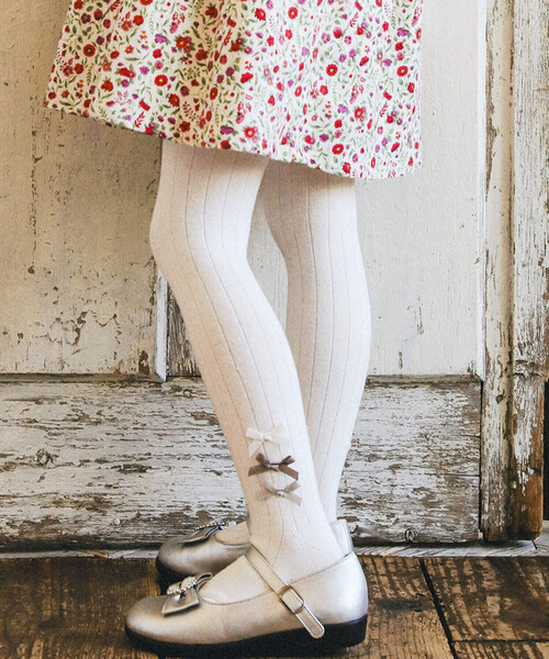 BeBe（ベベ）の「サイドリボンタイツ(80~140cm)（タイツ/ストッキング・キッズ・オフホワイト/ブラック・M/S/L/XS）」の9枚目の写真