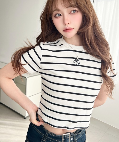 moment+(モーメントプラス)の「ワンポイント刺繍半袖チビTシャツ(Tシャツ/カットソー・レディース・ホワイト系その他/ナチュラル/オフホワイト/ブラック/ピンク・L/M)」の2枚目の写真