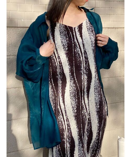 MURUA（ムルーア）の「シアーシャイニーボリュームスリーブシャツ（シャツ/ブラウス・レディース・ピンク/グレー/ホワイト/グリーン/ネイビー/その他1・FREE）」の4枚目の写真