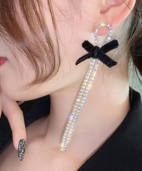 Futier land(フューティアランド)の「リボンラインストーンピアス(ピアス(両耳用)・レディース・シルバー・FREE)」の1枚目の写真