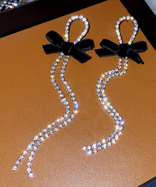 Futier land(フューティアランド)の「リボンラインストーンピアス(ピアス(両耳用)・レディース・シルバー・FREE)」の4枚目の写真