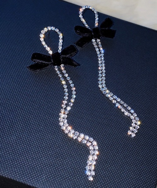 Futier land(フューティアランド)の「リボンラインストーンピアス(ピアス(両耳用)・レディース・シルバー・FREE)」の5枚目の写真