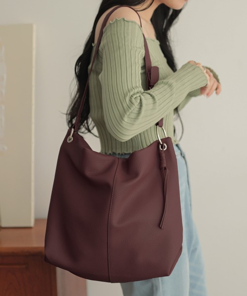 ALTROSE（アルトローズ）の「ワンショルダー A4 ショルダーバッグ バドロ（ショルダーバッグ・レディース・ベージュ/ブラウン/シルバー/ブラック/アイボリー・FREE）」の3枚目の写真