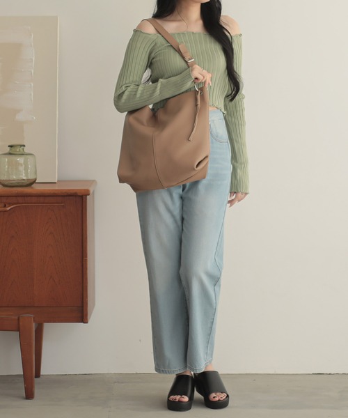 ALTROSE（アルトローズ）の「ワンショルダー A4 ショルダーバッグ バドロ（ショルダーバッグ・レディース・ベージュ/ブラウン/シルバー/ブラック/アイボリー・FREE）」の9枚目の写真