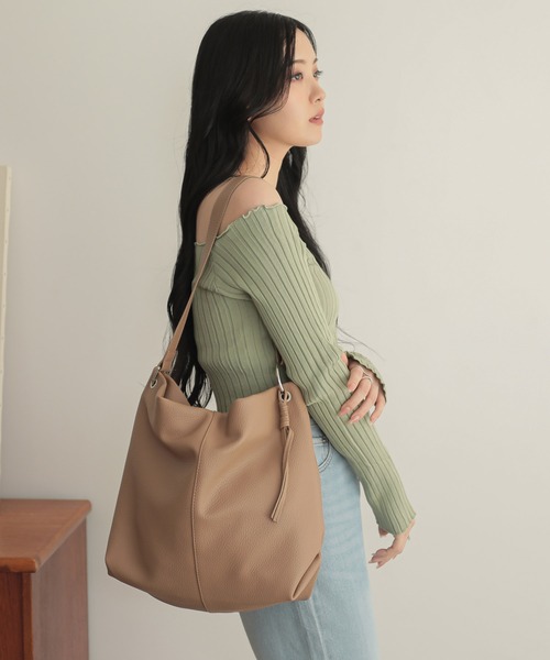 ALTROSE（アルトローズ）の「ワンショルダー A4 ショルダーバッグ バドロ（ショルダーバッグ・レディース・ベージュ/ブラウン/シルバー/ブラック/アイボリー・FREE）」の10枚目の写真