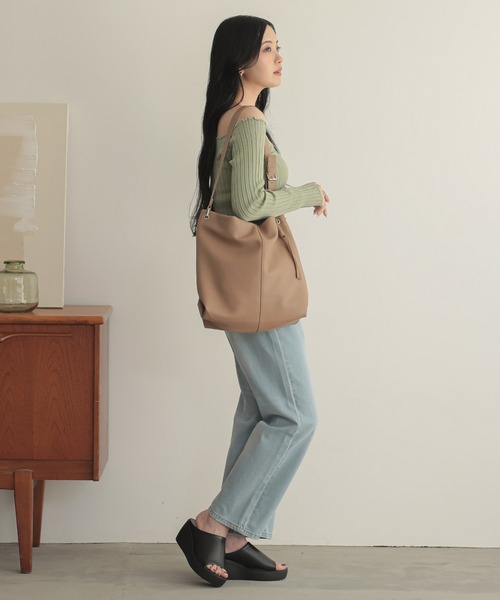 ALTROSE（アルトローズ）の「ワンショルダー A4 ショルダーバッグ バドロ（ショルダーバッグ・レディース・ベージュ/ブラウン/シルバー/ブラック/アイボリー・FREE）」の11枚目の写真