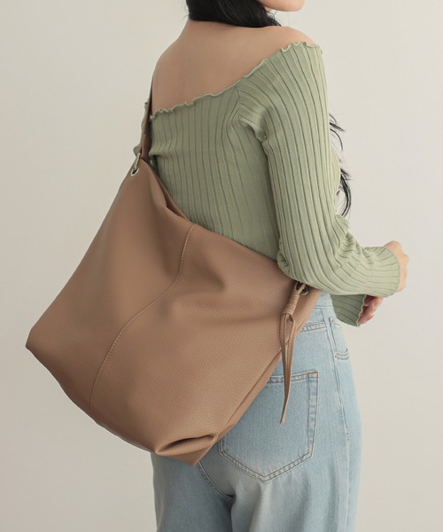 ALTROSE（アルトローズ）の「ワンショルダー A4 ショルダーバッグ バドロ（ショルダーバッグ・レディース・ベージュ/ブラウン/シルバー/ブラック/アイボリー・FREE）」の13枚目の写真