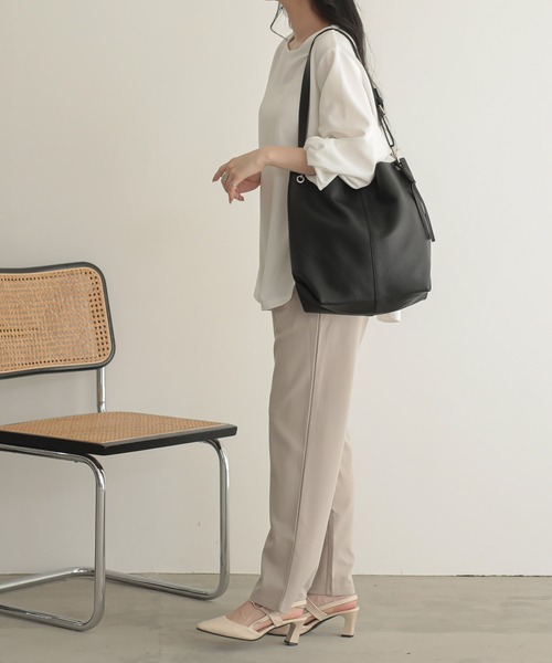 ALTROSE（アルトローズ）の「ワンショルダー A4 ショルダーバッグ バドロ（ショルダーバッグ・レディース・ベージュ/ブラウン/シルバー/ブラック/アイボリー・FREE）」の14枚目の写真