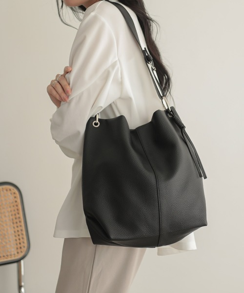 ALTROSE（アルトローズ）の「ワンショルダー A4 ショルダーバッグ バドロ（ショルダーバッグ・レディース・ベージュ/ブラウン/シルバー/ブラック/アイボリー・FREE）」の15枚目の写真