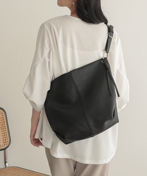 ALTROSE（アルトローズ）の「ワンショルダー A4 ショルダーバッグ バドロ（ショルダーバッグ・レディース・ベージュ/ブラウン/シルバー/ブラック/アイボリー・FREE）」の17枚目の写真