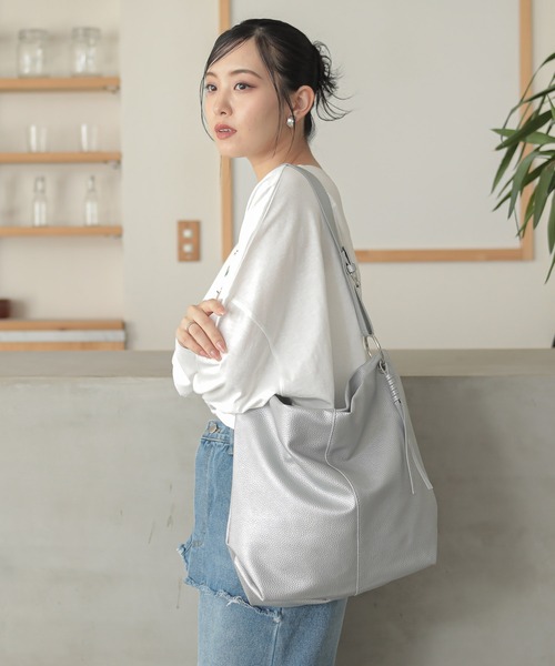 ALTROSE（アルトローズ）の「ワンショルダー A4 ショルダーバッグ バドロ（ショルダーバッグ・レディース・ベージュ/ブラウン/シルバー/ブラック/アイボリー・FREE）」の18枚目の写真