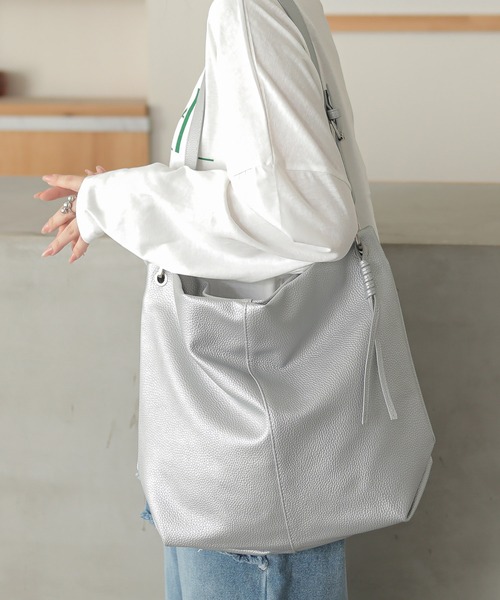 ALTROSE（アルトローズ）の「ワンショルダー A4 ショルダーバッグ バドロ（ショルダーバッグ・レディース・ベージュ/ブラウン/シルバー/ブラック/アイボリー・FREE）」の20枚目の写真