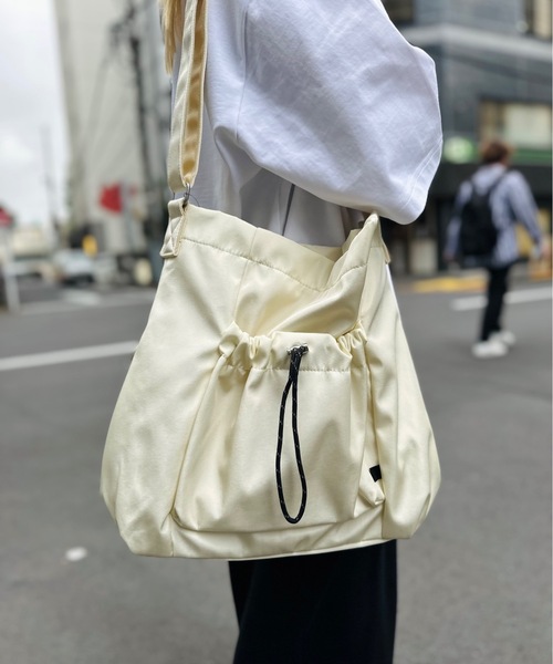 Legato Largo(レガートラルゴ)の「Legato Largo / ドロストバック A4ショルダー / LI-E1625(バックパック/リュック・レディース・アイボリー/ブラック/グレー/ミント/ベージュ・ONESIZE)」の2枚目の写真