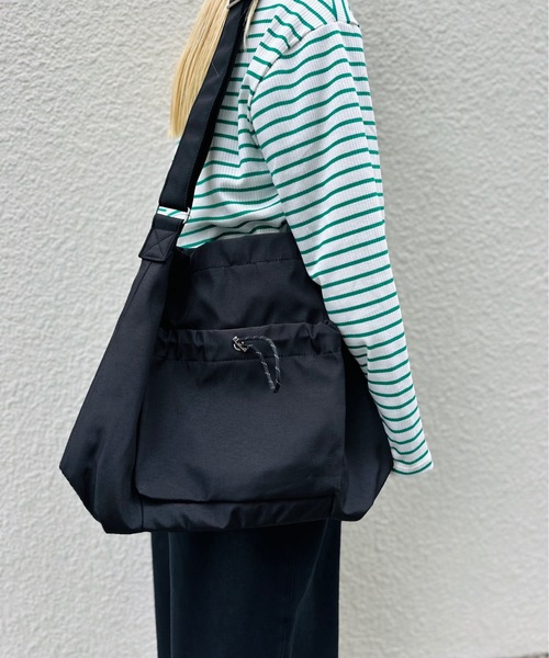 Legato Largo(レガートラルゴ)の「Legato Largo / ドロストバック A4ショルダー / LI-E1625(バックパック/リュック・レディース・アイボリー/ブラック/グレー/ミント/ベージュ・ONESIZE)」の3枚目の写真