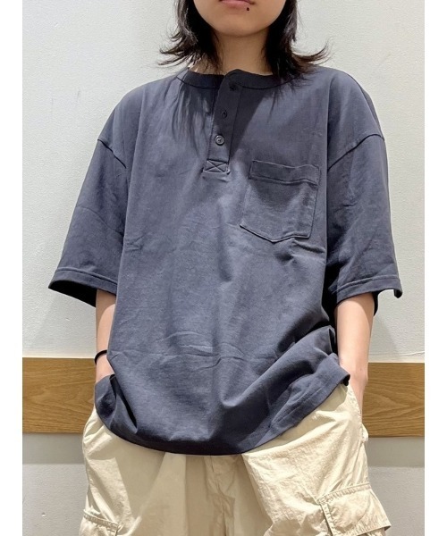 GAP（ギャップ）の「リラックスヘンリーネックTシャツ(ユニセックス)（Tシャツ/カットソー・メンズ・インディゴブルー/ブラック/ホワイト/グレー・XL/XS/S/M/L）」の19枚目の写真