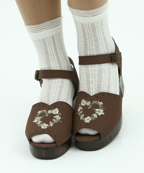 F i.n.t（フィント）の「ハートリース刺繍ウッドライクソールサンダル/fint（サンダル・レディース・アイボリー/ブラウン・S/M/L）」の2枚目の写真