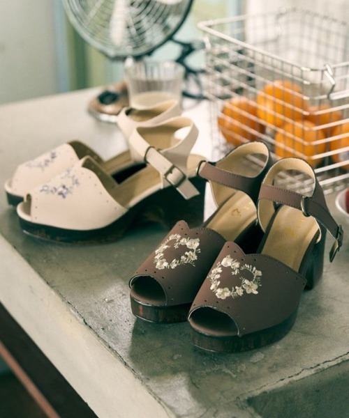 F i.n.t（フィント）の「ハートリース刺繍ウッドライクソールサンダル/fint（サンダル・レディース・アイボリー/ブラウン・S/M/L）」の3枚目の写真