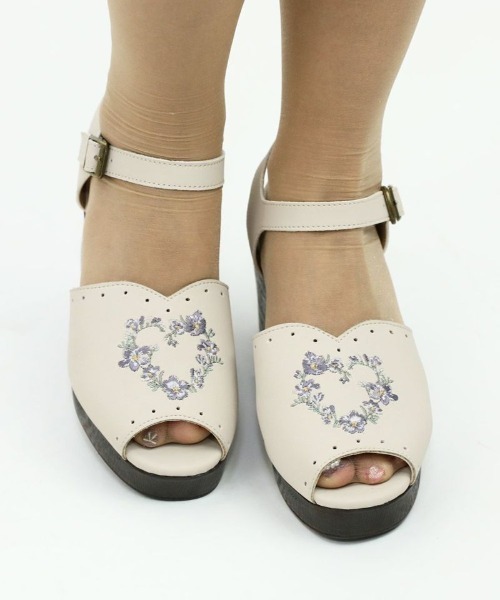 F i.n.t（フィント）の「ハートリース刺繍ウッドライクソールサンダル/fint（サンダル・レディース・アイボリー/ブラウン・S/M/L）」の4枚目の写真