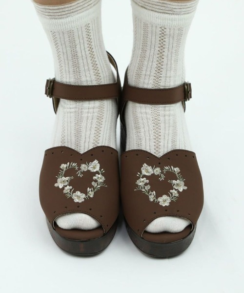 F i.n.t（フィント）の「ハートリース刺繍ウッドライクソールサンダル/fint（サンダル・レディース・アイボリー/ブラウン・S/M/L）」の11枚目の写真