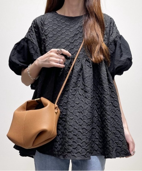 kirakiraShop(キラキラショップ)の「ジャガード 袖ドッキング トップス(チュニック・レディース・ホワイト/ライトブルー/ブラック/ベージュ・M/L)」の2枚目の写真