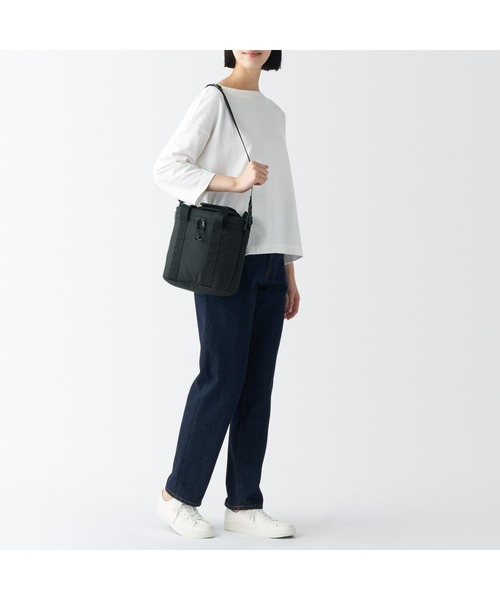 無印良品(ムジルシリョウヒン)の「保冷バッグ M 約22×20×15cm(トラベルグッズ・レディース・ベージュ/ブラック・M)」の6枚目の写真