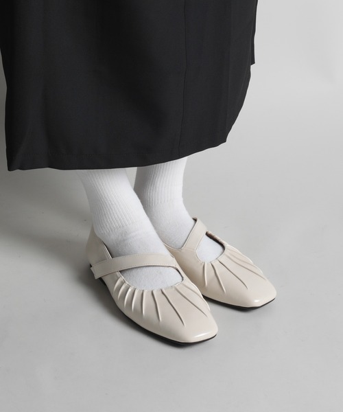 shoes365(シューズスリーシックスファイヴ)の「【shoes365】装飾しわベルト付きパンプス(パンプス・レディース・ブラック/オフホワイト/ブラウン・22.5cm/24.5cm/24.0cm/23.5cm/23.0cm/25.0cm)」の1枚目の写真
