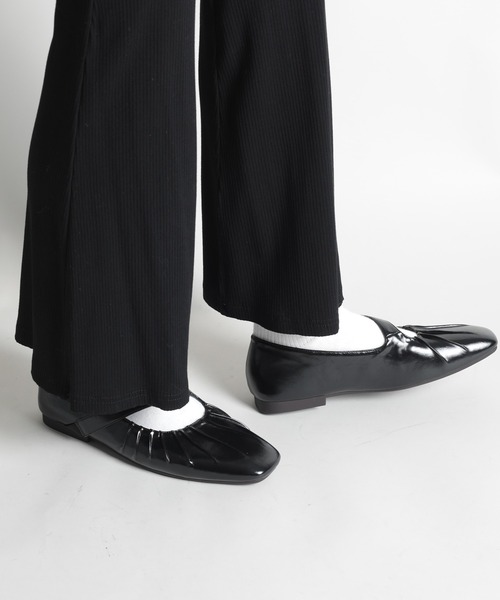 shoes365(シューズスリーシックスファイヴ)の「【shoes365】装飾しわベルト付きパンプス(パンプス・レディース・ブラック/オフホワイト/ブラウン・22.5cm/24.5cm/24.0cm/23.5cm/23.0cm/25.0cm)」の2枚目の写真