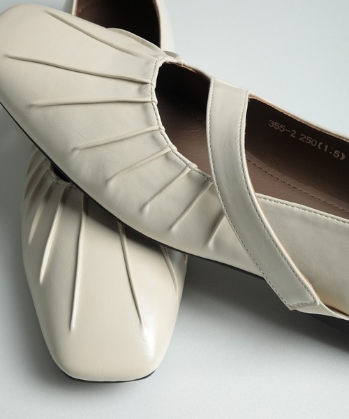 shoes365(シューズスリーシックスファイヴ)の「【shoes365】装飾しわベルト付きパンプス(パンプス・レディース・ブラック/オフホワイト/ブラウン・22.5cm/24.5cm/24.0cm/23.5cm/23.0cm/25.0cm)」の6枚目の写真