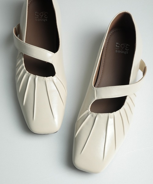 shoes365(シューズスリーシックスファイヴ)の「【shoes365】装飾しわベルト付きパンプス(パンプス・レディース・ブラック/オフホワイト/ブラウン・22.5cm/24.5cm/24.0cm/23.5cm/23.0cm/25.0cm)」の7枚目の写真