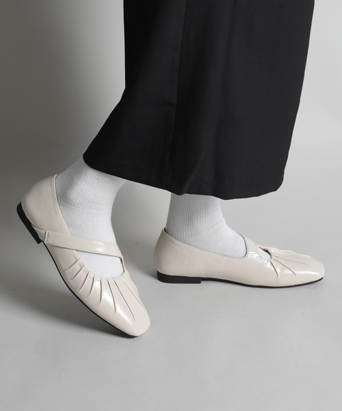 shoes365(シューズスリーシックスファイヴ)の「【shoes365】装飾しわベルト付きパンプス(パンプス・レディース・ブラック/オフホワイト/ブラウン・22.5cm/24.5cm/24.0cm/23.5cm/23.0cm/25.0cm)」の14枚目の写真