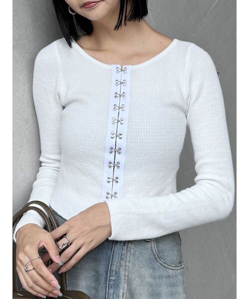 MURUA（ムルーア）の「フロントホックリブニット（ニット/セーター・レディース・ブラック/ホワイト/ブルー/ブラウン・FREE）」の2枚目の写真