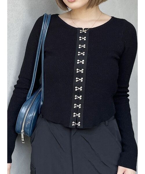 MURUA（ムルーア）の「フロントホックリブニット（ニット/セーター・レディース・ブラック/ホワイト/ブルー/ブラウン・FREE）」の3枚目の写真