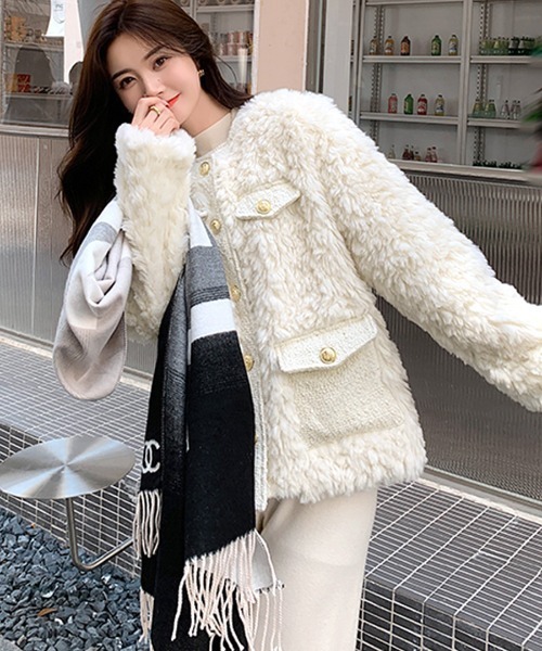 REMUR(レミュール)の「ファーコート 金ボタン(ノーカラーコート・レディース・ホワイト・M/L)」の4枚目の写真