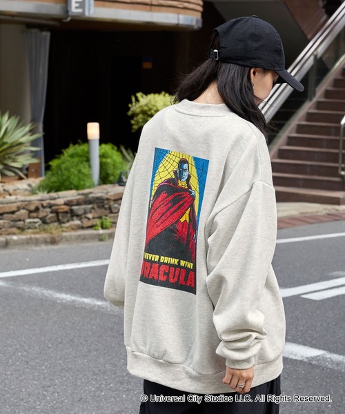 MONO-MART（モノマート）の「【UNIVERSAL MONSTERS】別注  ヴィンテージライクモンスターシリーズDRACULA＆WOLF MAN＆FRANKENSTEIN オーバーサイズバックプリントスウェット（スウェット・レディース・グレー系/ブラック系2/スミクロ/オートミール/ブラック系・L/M）」の13枚目の写真
