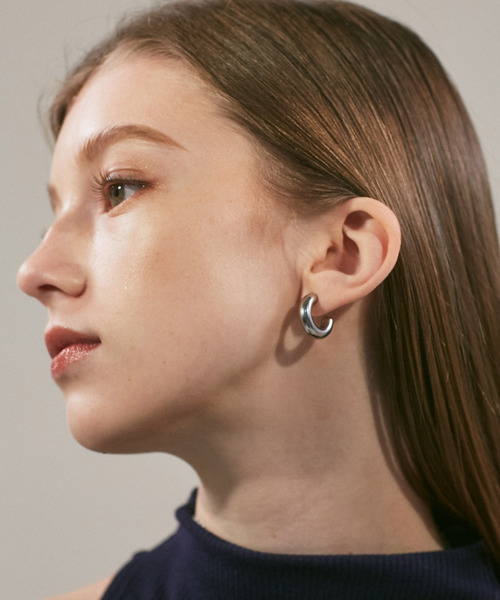 ciite' surgical stainless(シーテサージカルステンレス)の「【 金属アレルギー対応 】 ぷっくりシンプルピアス サージカルステンレス (両耳用)(ピアス(両耳用)・レディース・ゴールド/シルバー/ピンクゴールド・FREE)」の2枚目の写真