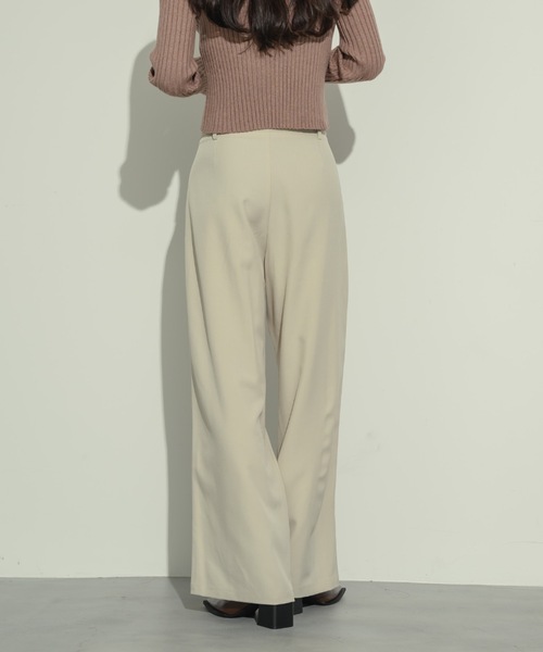 NEUNA(ヌナ)の「ツイルダブルタックパンツ(スラックス・レディース・ライトベージュ/ブラック・MEDIUM/SMALL)」の10枚目の写真
