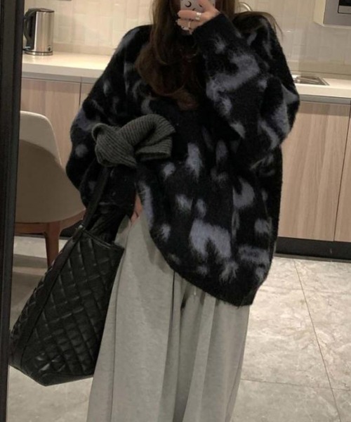 SPIGA(スピーガ)の「シャギー起毛プリントオーバーサイズニット(ニット/セーター・レディース・グリーン/レッド/ブラック・FREE)」の2枚目の写真