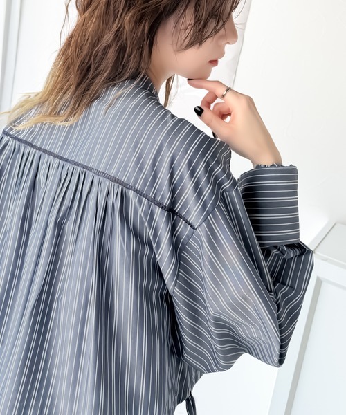 classicalelf(クラシカルエルフ)の「愛らしさと清楚感を両立する、リボンヘムクロップドギャザー長袖ストライプブラウス(ショート丈)(シャツ/ブラウス・レディース・チャコール/ベージュ系その他/ブラック系その他/オフホワイト・MEDIUM/LARGE/X-LARGE/SMALL)」の6枚目の写真