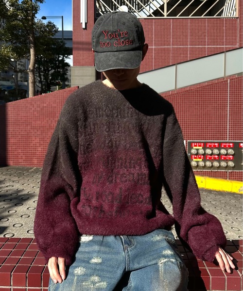 Perushu(ペルーシュ)の「グラデーションシャギーメッセージロゴニット(ニット/セーター・メンズ・ボルドー/グレー・LARGE/MEDIUM)」の2枚目の写真
