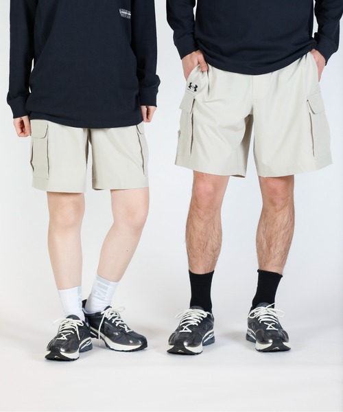 UNDER ARMOUR(アンダーアーマー)の「UAバイブウーブン カーゴショーツ(ライフスタイル/メンズ)(その他パンツ・メンズ・ベージュ・M/L/XL/2XL/S/3XL)」の1枚目の写真