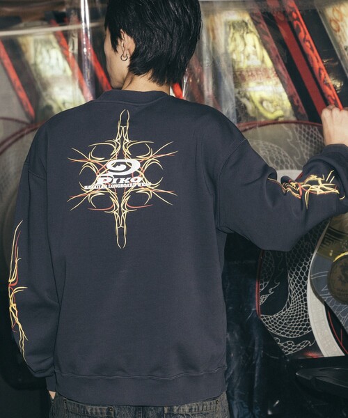 FREAK'S STORE(フリークスストア)の「PIKO/ピコ 別注 プリントロゴ クルーネックスウェット(スウェット・メンズ・ブラック/オレンジ/オフホワイト・X-LARGE/LARGE/MEDIUM)」の2枚目の写真
