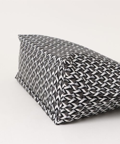 Roberta Pieri（ロベルタピエリ）の「ROBERTA PIERI/ロベルタピエリ ラージトート トートバッグ【LT KAGO】（トートバッグ・レディース・ホワイト×イエロー/クリアブラック/ホワイト・FREE）」の5枚目の写真