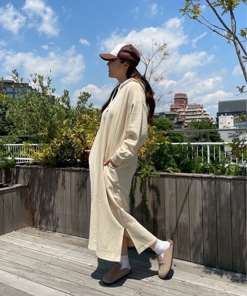 ROXY（ロキシー）の「SUNDANCE DRESS /ロキシーフーディースウェットロングワンピース（ワンピース・レディース・グレー/ブラック/ベージュ・MEDIUM/LARGE）」の1枚目の写真