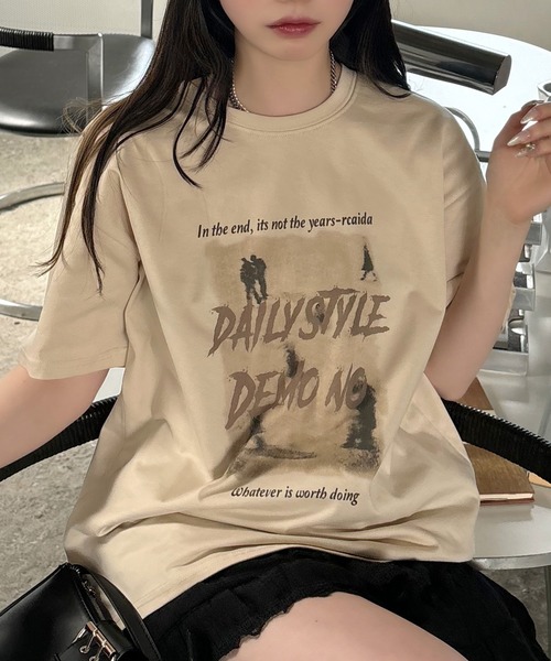 VQ（ブイキュー）の「Photographic Loose silhouette Short sleeve T-shirt / フォトグラフィック ルーズシルエット 半袖Tシャツ（Tシャツ/カットソー・レディース・ライトグレー/ベージュ系その他/ピンク/ベージュ・FREE）」の3枚目の写真