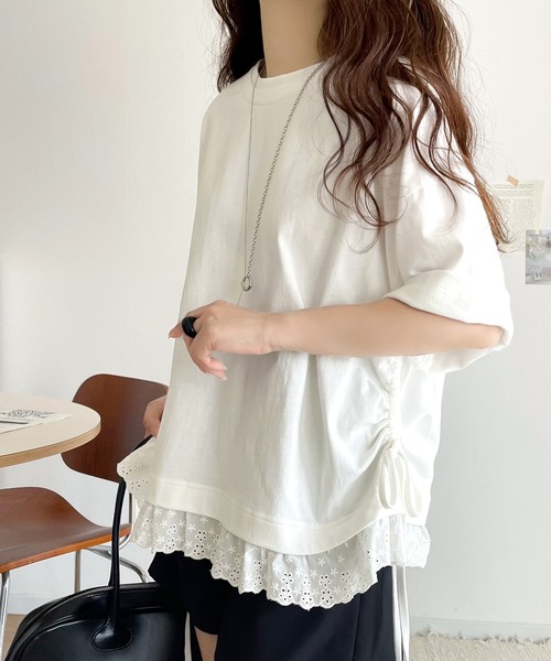 classicalelf（クラシカルエルフ）の「体型カバーも叶う！重ね着風で即こなれ感♪ レイヤード風サイドドロスト裾 綿100％レースビッグTシャツ（Tシャツ/カットソー・レディース・グリーン/チャコール/オフホワイト・SMALL/MEDIUM/LARGE/X-LARGE）」の5枚目の写真