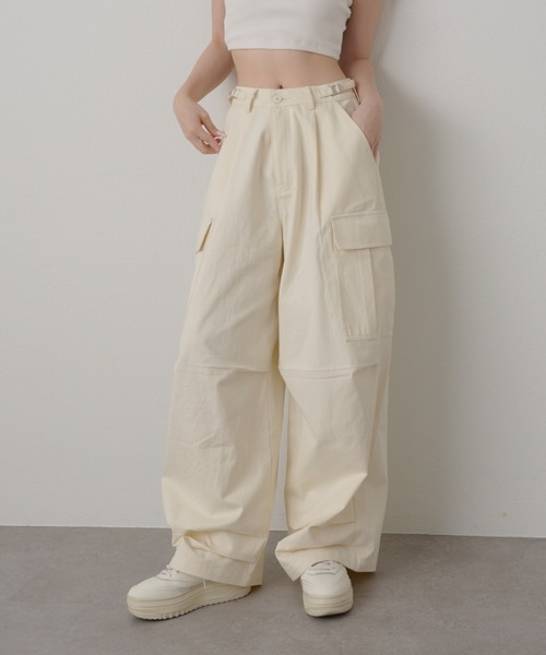 RAY CASSIN（レイカズン）の「タックカーゴパンツ（カーゴパンツ・レディース・ホワイト/グリーン系その他2・FREE）」の2枚目の写真
