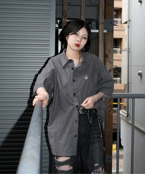 Anytime Songs(エニータイムソングス)の「one point embroidery check shirt/ワンポイント 刺繍 ミニチェック 半袖シャツ(シャツ/ブラウス・メンズ・ブルー/チャコールグレー/ピンク/ブラウン・M/L/XL)」の2枚目の写真